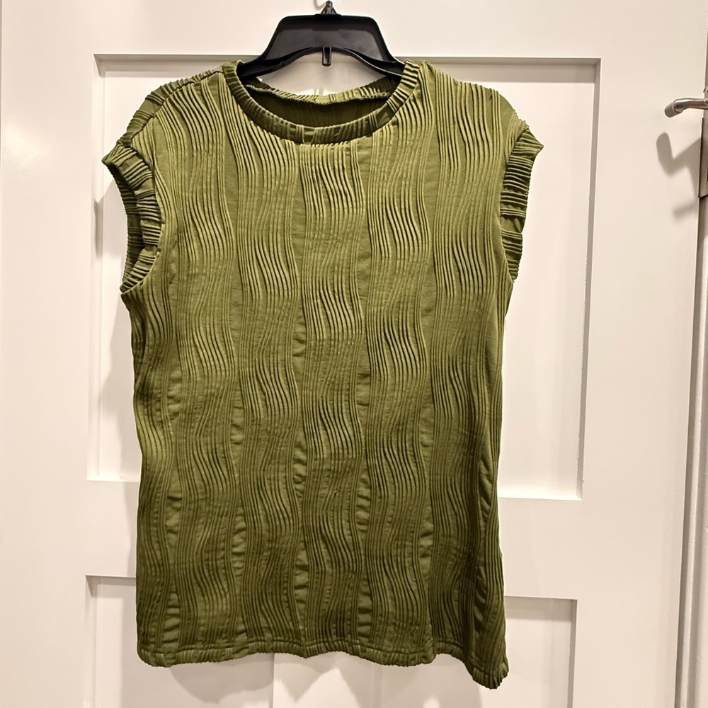Sleeveless Textured Wave Knit Top - Olive Green